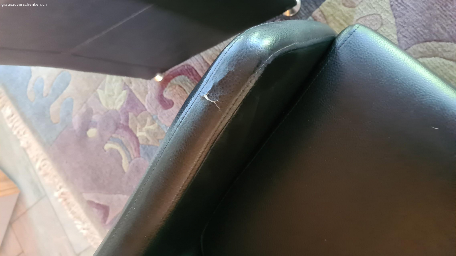 sessel inkl Teppich. wunderschöne Sessel. 
2 haben einen Riss. 
Teppich wenn gewünscht kann auch dazu genommen werden