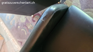 sessel inkl Teppich. wunderschöne Sessel. 
2 haben einen Riss. 
Teppich wenn gewünscht kann auch dazu genommen werden