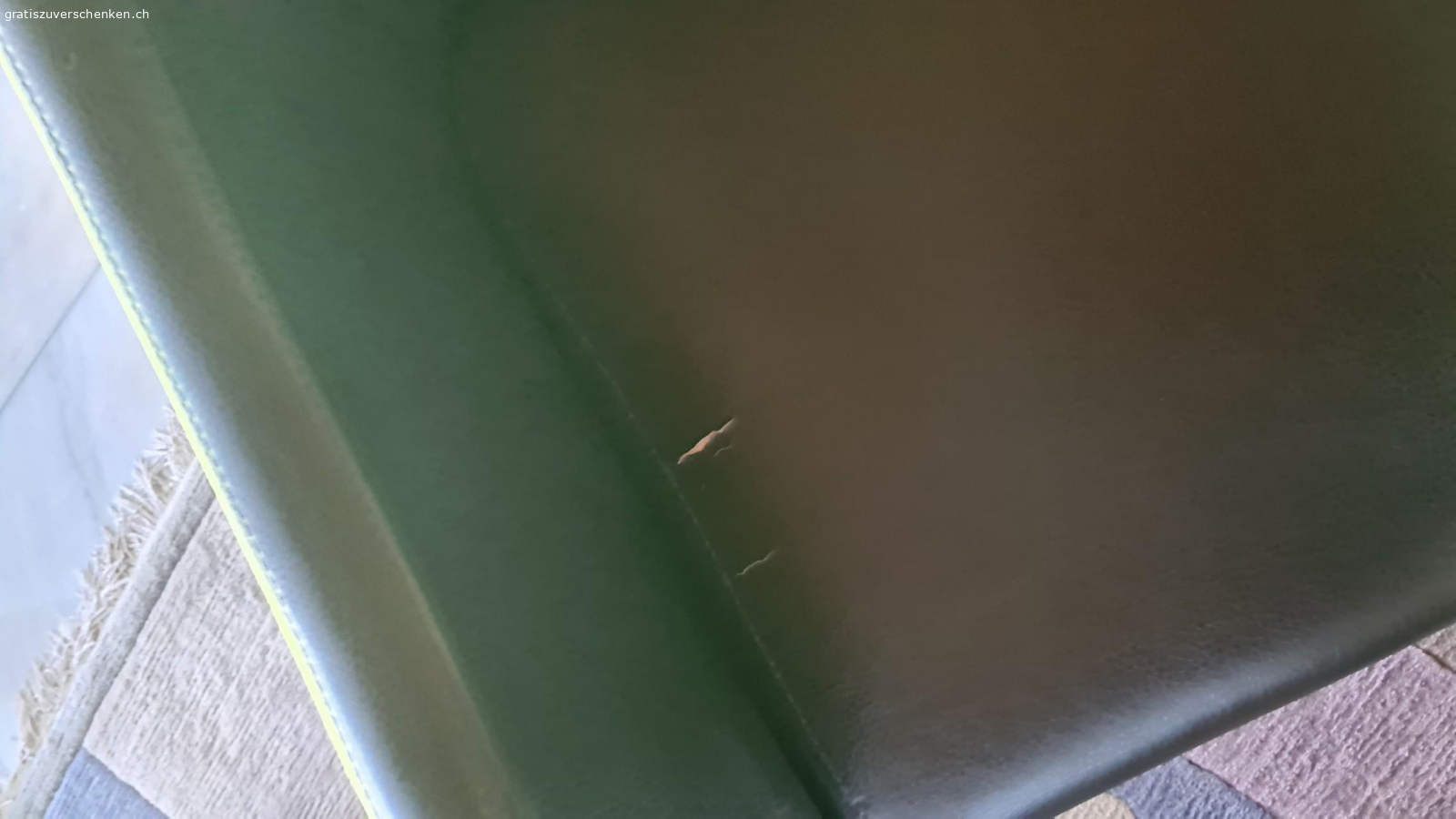 sessel inkl Teppich. wunderschöne Sessel. 
2 haben einen Riss. 
Teppich wenn gewünscht kann auch dazu genommen werden