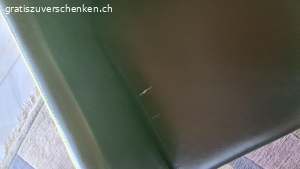 sessel inkl Teppich. wunderschöne Sessel. 
2 haben einen Riss. 
Teppich wenn gewünscht kann auch dazu genommen werden