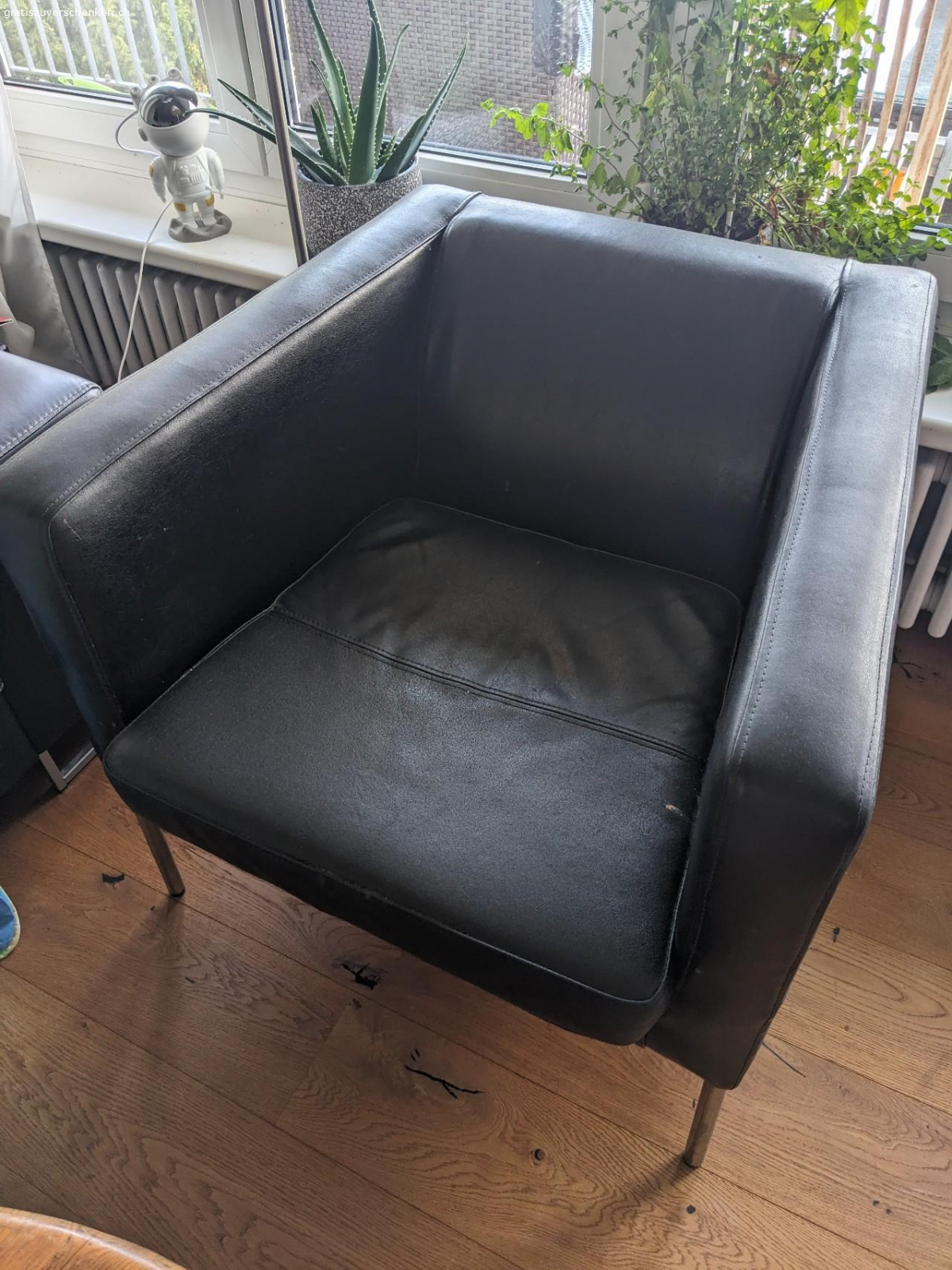 Sessel (Kunstleder). Breite , Tiefe, Höhe

77cm x 73cm x 68cm