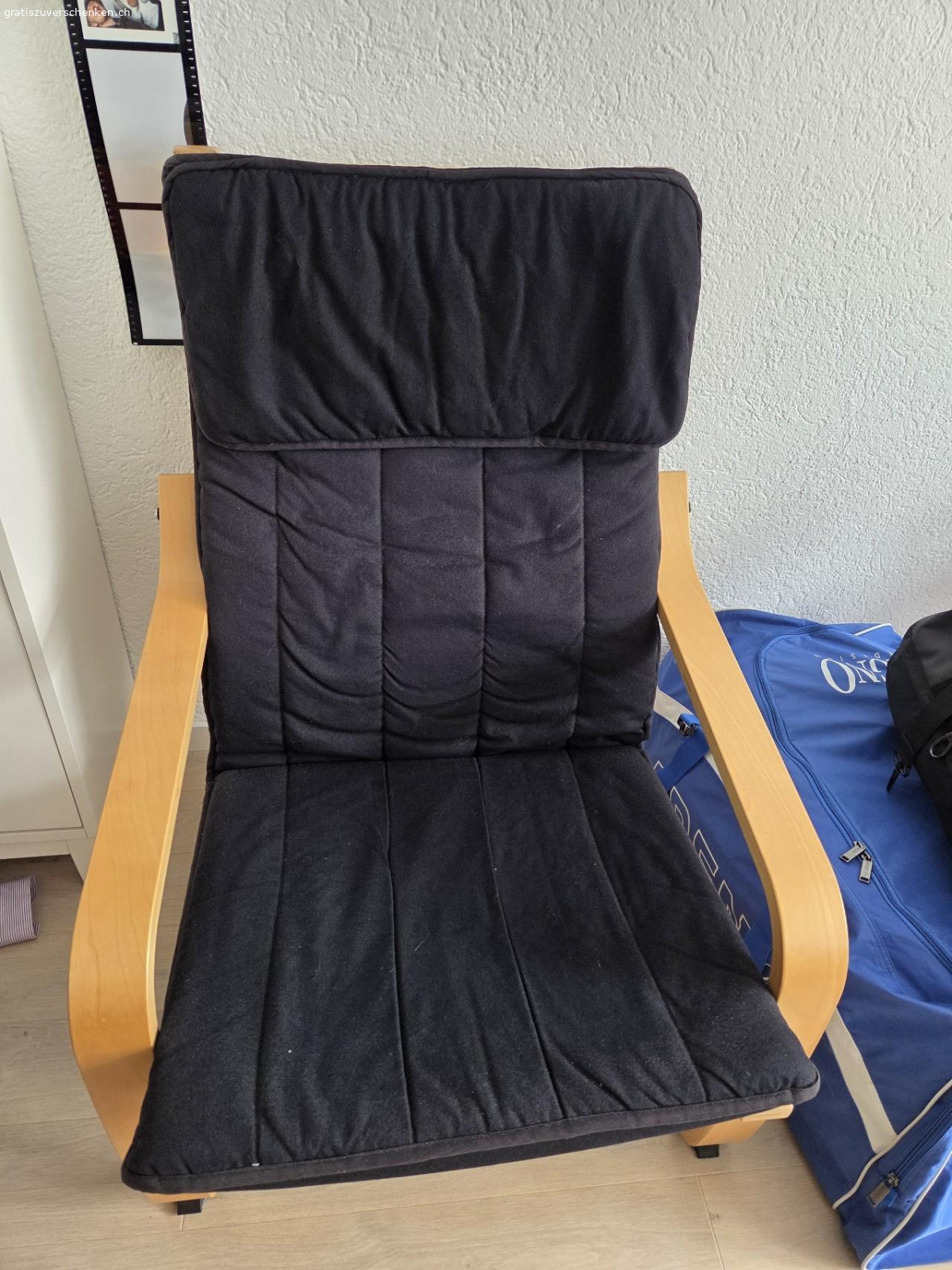 Sessel mit schwarzem Posterbezug. Ikea Wohnsessel mit schwarzem Posterbezug in gutem Zustand.