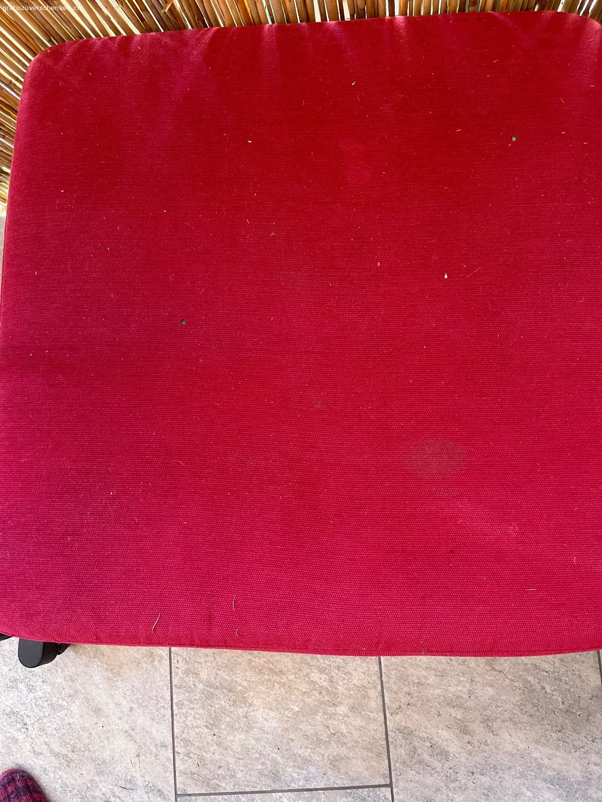 Sessel und Hocker. Weinrot