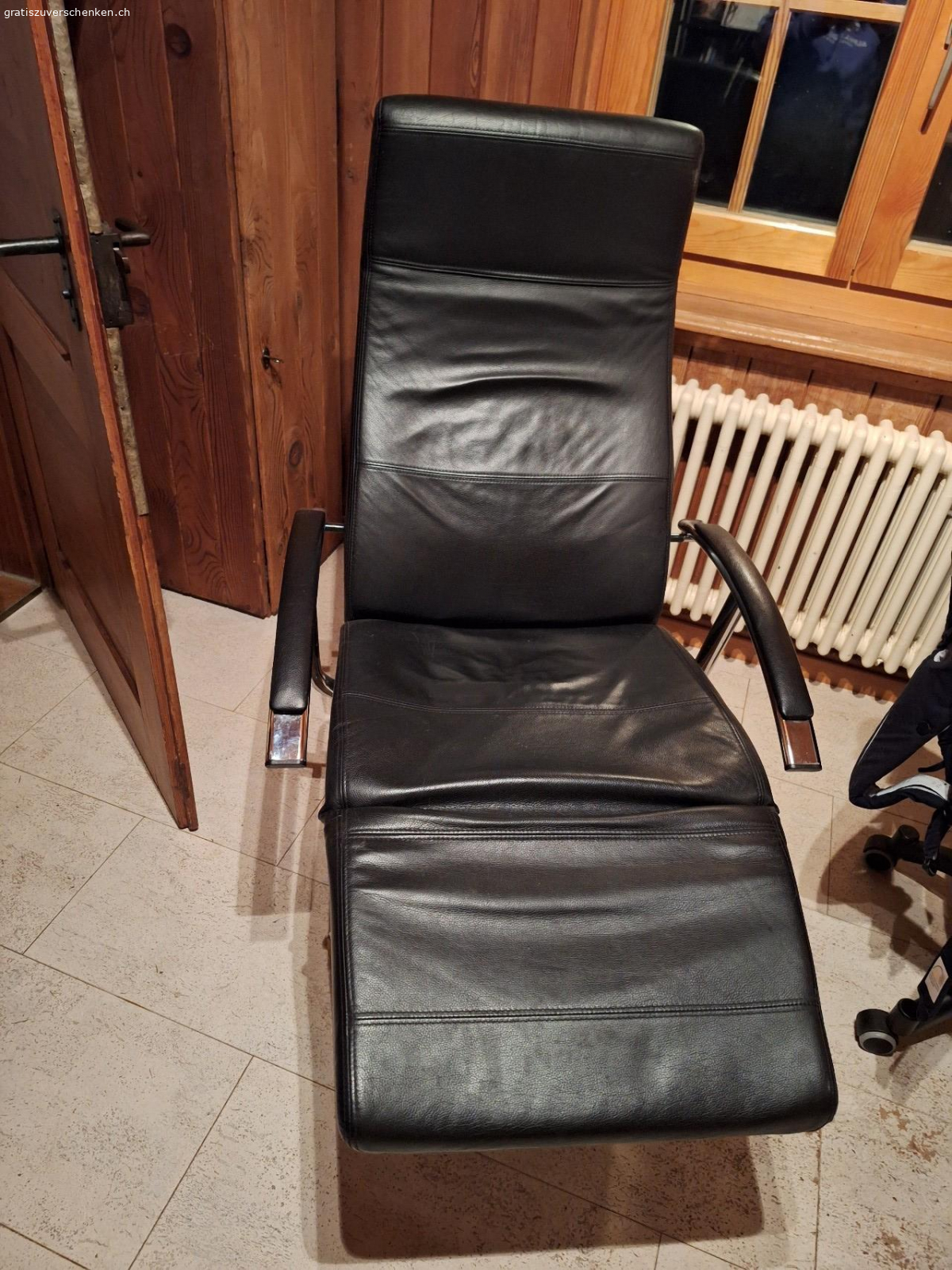 sessel. Die Beinauflage bleibt nicht oben wenn sie belastet wird, ansonsten top Zustand. Muss abgeholt werden.