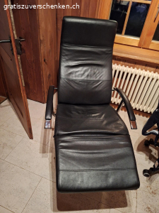 sessel. Die Beinauflage bleibt nicht oben wenn sie belastet wird, ansonsten top Zustand. Muss abgeholt werden.