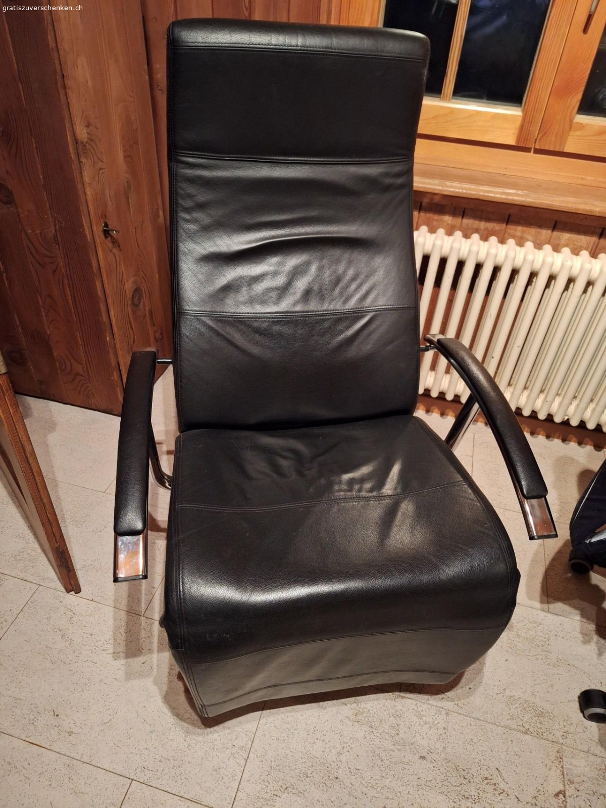 sessel. Die Beinauflage bleibt nicht oben wenn sie belastet wird, ansonsten top Zustand. Muss abgeholt werden.