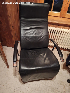 sessel. Die Beinauflage bleibt nicht oben wenn sie belastet wird, ansonsten top Zustand. Muss abgeholt werden.