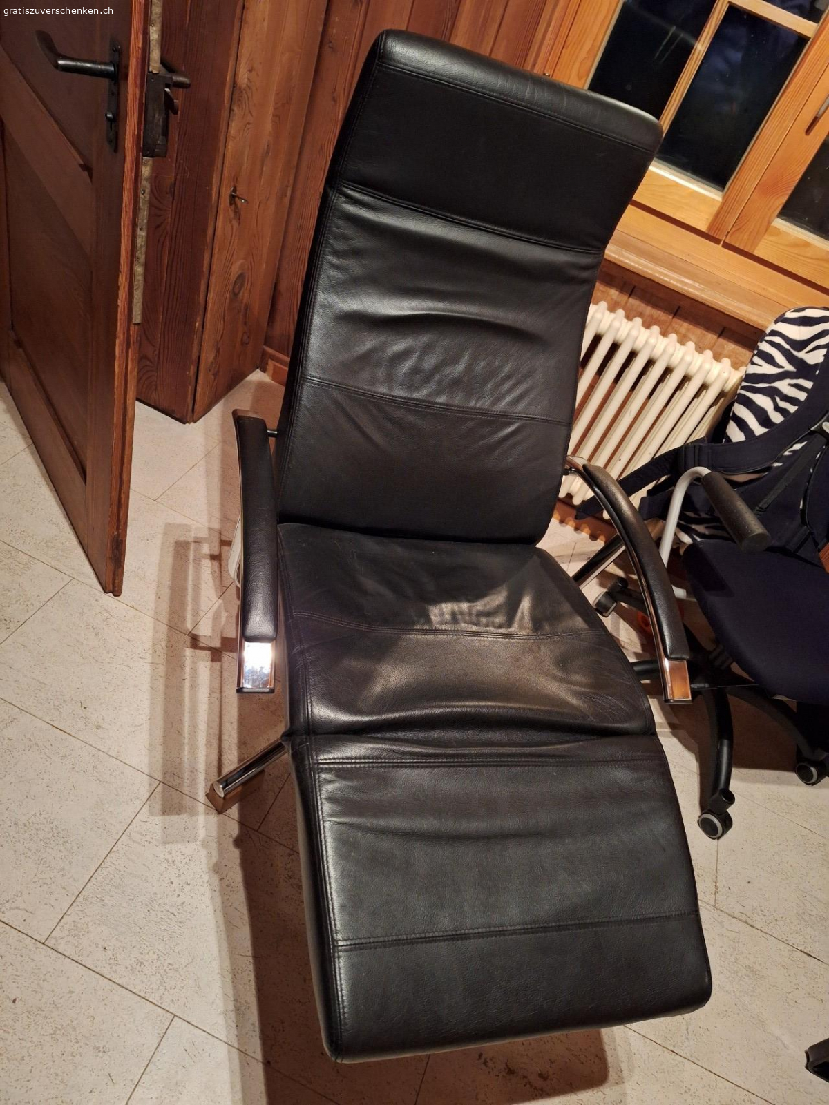 sessel. Die Beinauflage bleibt nicht oben wenn sie belastet wird, ansonsten top Zustand. Muss abgeholt werden.