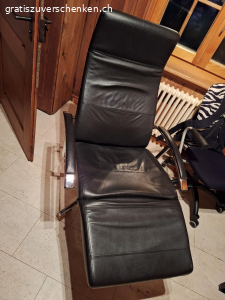 sessel. Die Beinauflage bleibt nicht oben wenn sie belastet wird, ansonsten top Zustand. Muss abgeholt werden.