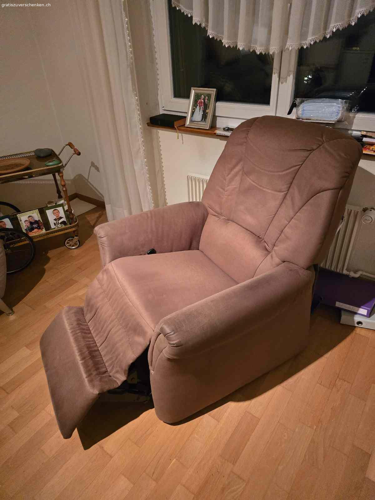 Sessel. Brauner Sessel füsse ausziebar abholbar basel 3 Stock
abholen bis 11.3.26