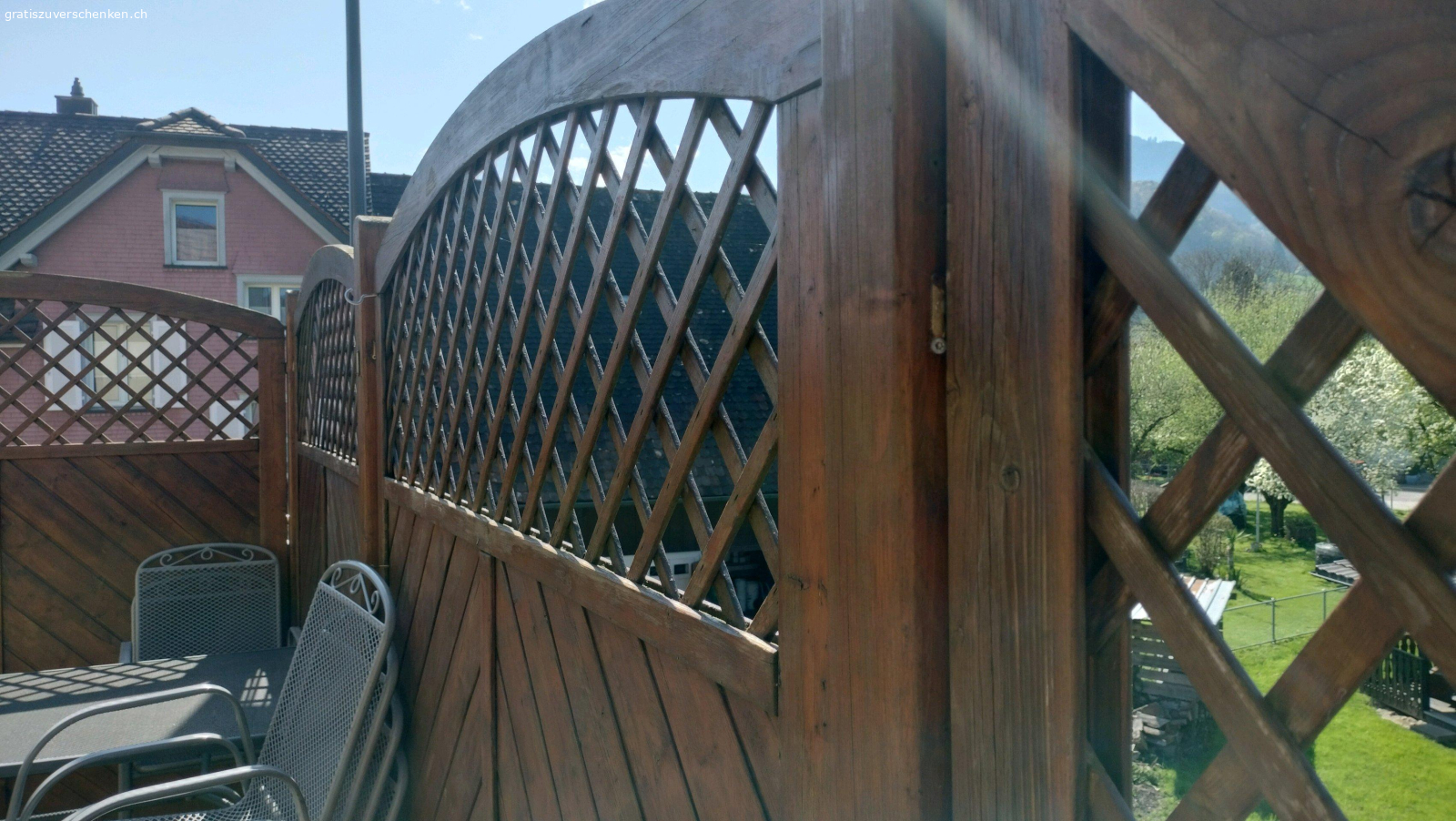 Sichtschutzwand abzugeben. Sichtschutzwand aus robustem Holz abzugeben
Elemente klein (2 Stück)
b= 90cm
h=180-110cm, abgeschrägt
Elemente gross (3 Stück)
b=180cm
h=180cm

abholen in Oberriet