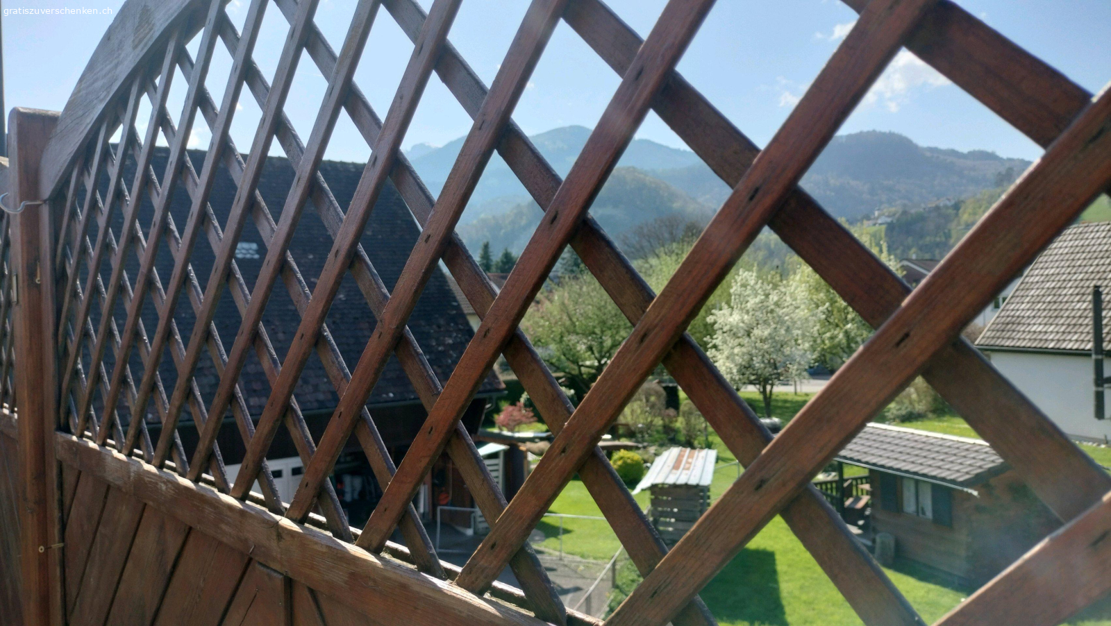 Sichtschutzwand abzugeben. Sichtschutzwand aus robustem Holz abzugeben
Elemente klein (2 Stück)
b= 90cm
h=180-110cm, abgeschrägt
Elemente gross (3 Stück)
b=180cm
h=180cm

abholen in Oberriet