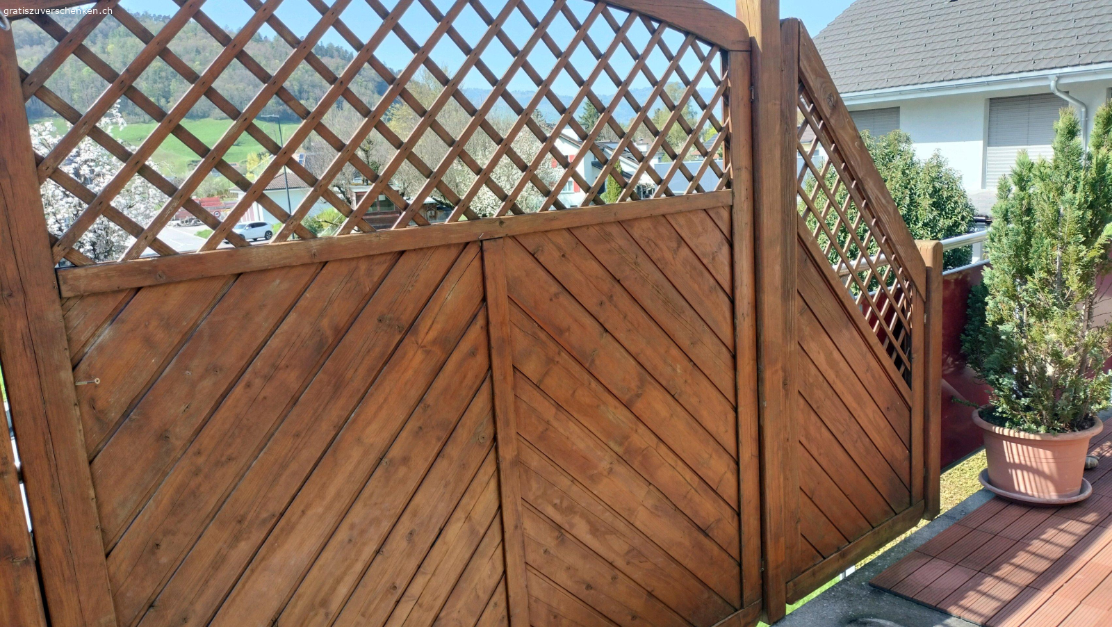 Sichtschutzwand abzugeben. Sichtschutzwand aus robustem Holz abzugeben
Elemente klein (2 Stück)
b= 90cm
h=180-110cm, abgeschrägt
Elemente gross (3 Stück)
b=180cm
h=180cm

abholen in Oberriet