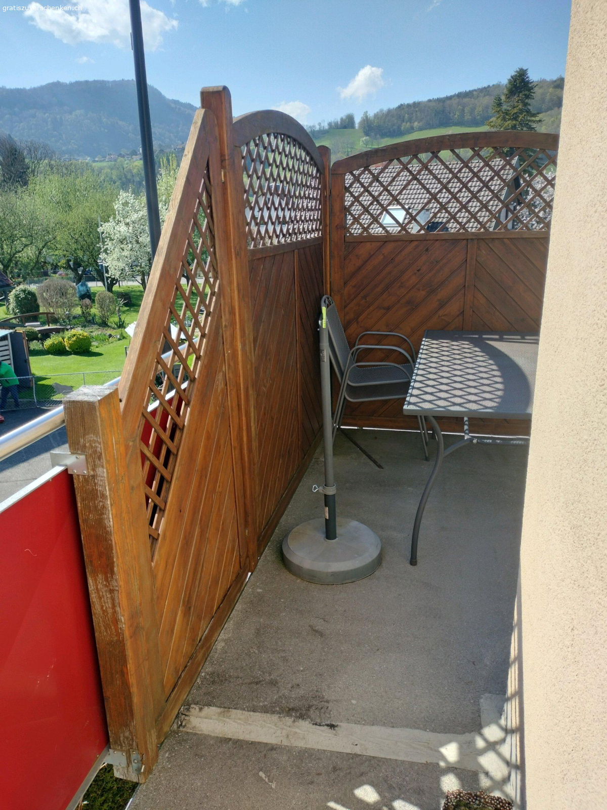 Sichtschutzwand abzugeben. Sichtschutzwand aus robustem Holz abzugeben
Elemente klein (2 Stück)
b= 90cm
h=180-110cm, abgeschrägt
Elemente gross (3 Stück)
b=180cm
h=180cm

abholen in Oberriet