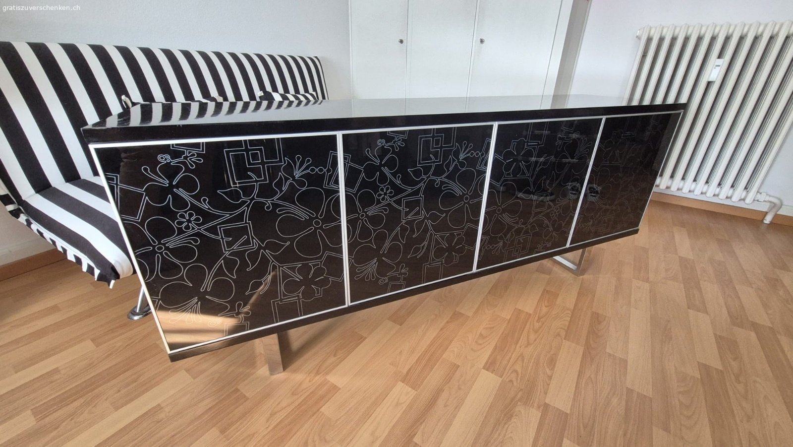Sideboard,4 Türen, Glas schwarz gemustert. Sideboard in Hochglanz schwarz, 4 Türen, 4 Glastablare, Türverkleidung in Glas, schwarz, gemustert.

Masse (LxHxT): 180 x 79 x 45

Möbel AMBIENTE/NAOS von Möbel Hubacher, Neupreis 1'510 CHF.

Zustand: Aus erster Hand, leichte Gebrauchsspuren Ecke links, siehe Fotos. Glaselemente/Tablare in neuwertigem Zustand.

Muss abgeholt werden. 

Hinweis: Möbel hat ein hohes Gewicht und befindet sich im 2. Stock ohne Lift. Abholung mit 2-3 Personen empfohlen.