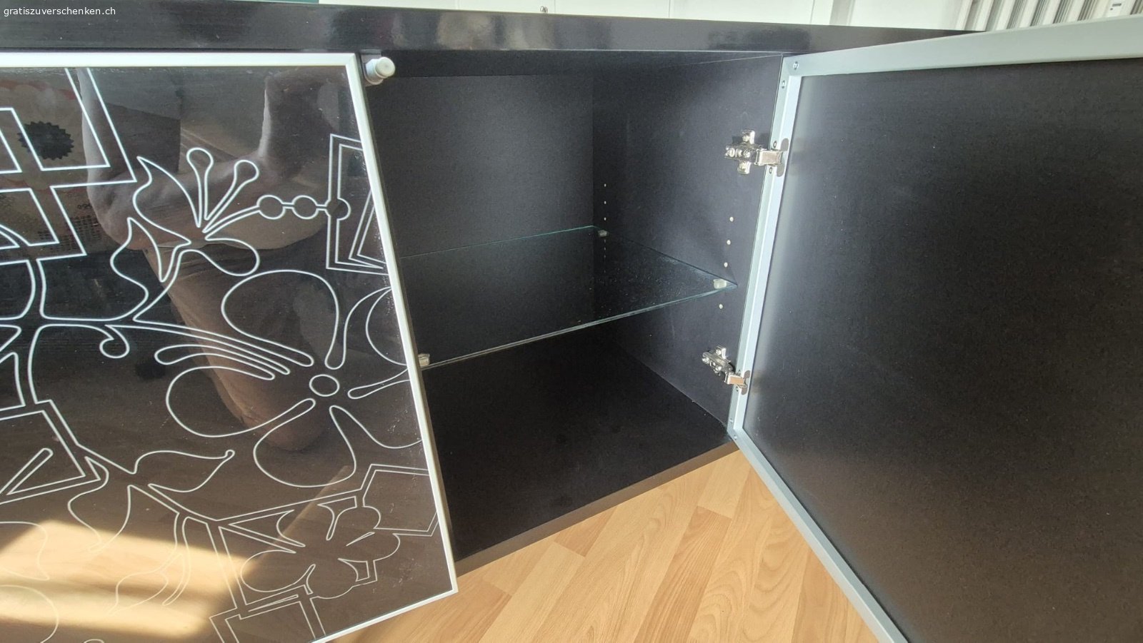 Sideboard,4 Türen, Glas schwarz gemustert. Sideboard in Hochglanz schwarz, 4 Türen, 4 Glastablare, Türverkleidung in Glas, schwarz, gemustert.

Masse (LxHxT): 180 x 79 x 45

Möbel AMBIENTE/NAOS von Möbel Hubacher, Neupreis 1'510 CHF.

Zustand: Aus erster Hand, leichte Gebrauchsspuren Ecke links, siehe Fotos. Glaselemente/Tablare in neuwertigem Zustand.

Muss abgeholt werden. 

Hinweis: Möbel hat ein hohes Gewicht und befindet sich im 2. Stock ohne Lift. Abholung mit 2-3 Personen empfohlen.
