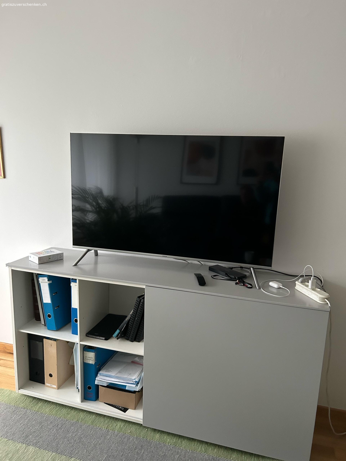 Sideboard grau. 160*40*81, sehr guter Zustand. Ohne Inhalt. Wegen Umzug. Muss abgeholt werden.