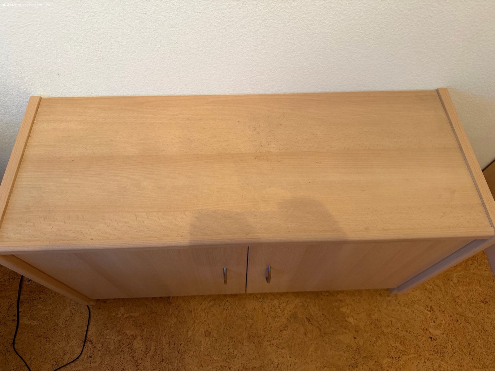Sideboard in Holzoptik mit zwei Türe. Kommode in Holzoptik

Die Kommode befindet sich in einem gebrauchten Zustand. Das Möbelstück ist voll funktionsfähig und bietet Stauraum hinter zwei Türen. Die Masse betragen 99 cm Breite, 38 cm Tiefe und 54 cm Höhe. Weitere Details sind auf den Bildern ersichtlich. Abholung durch Käuferschaft in 3800 Matten b. Interlaken.