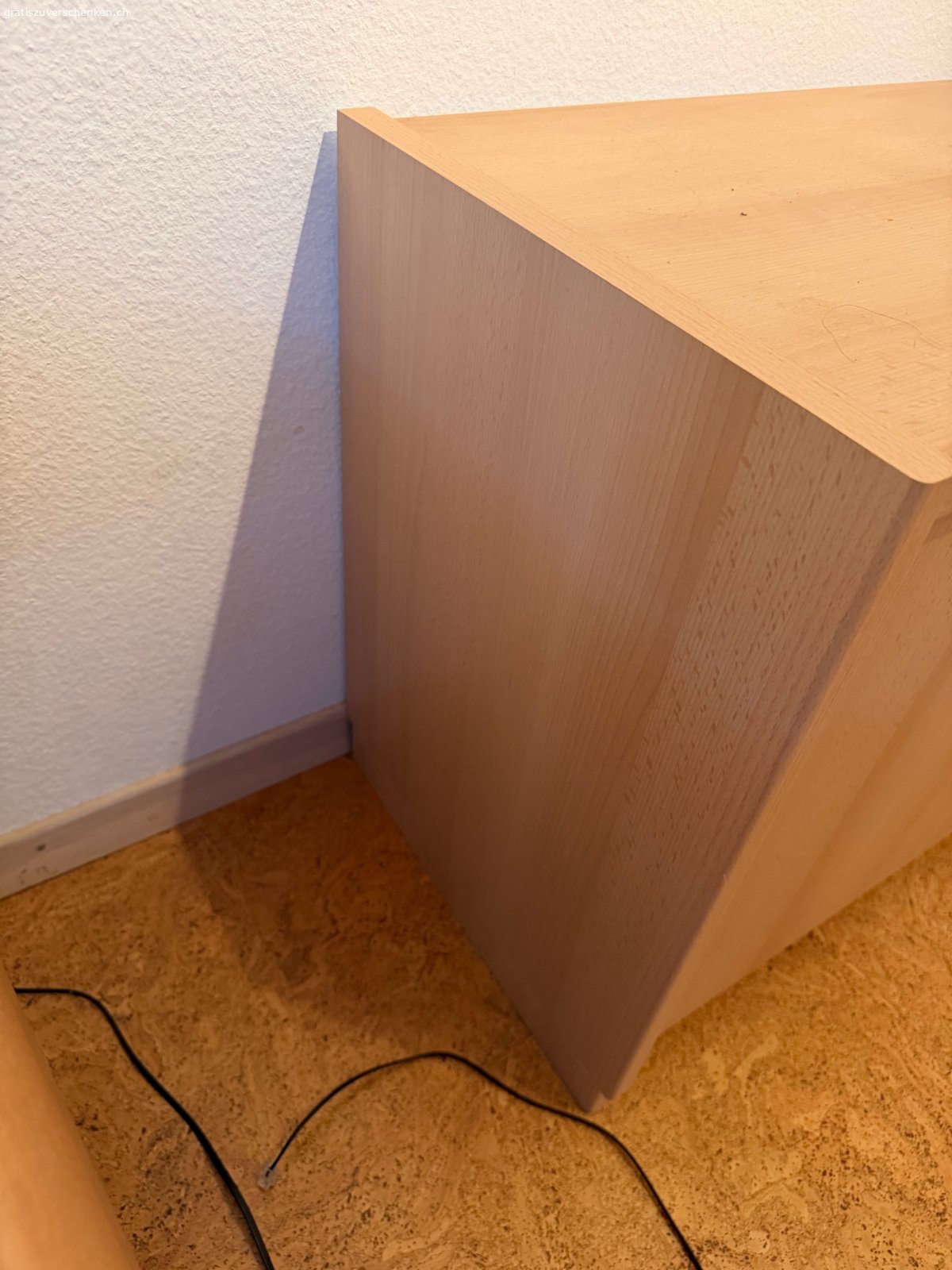 Sideboard in Holzoptik mit zwei Türe. Kommode in Holzoptik

Die Kommode befindet sich in einem gebrauchten Zustand. Das Möbelstück ist voll funktionsfähig und bietet Stauraum hinter zwei Türen. Die Masse betragen 99 cm Breite, 38 cm Tiefe und 54 cm Höhe. Weitere Details sind auf den Bildern ersichtlich. Abholung durch Käuferschaft in 3800 Matten b. Interlaken.