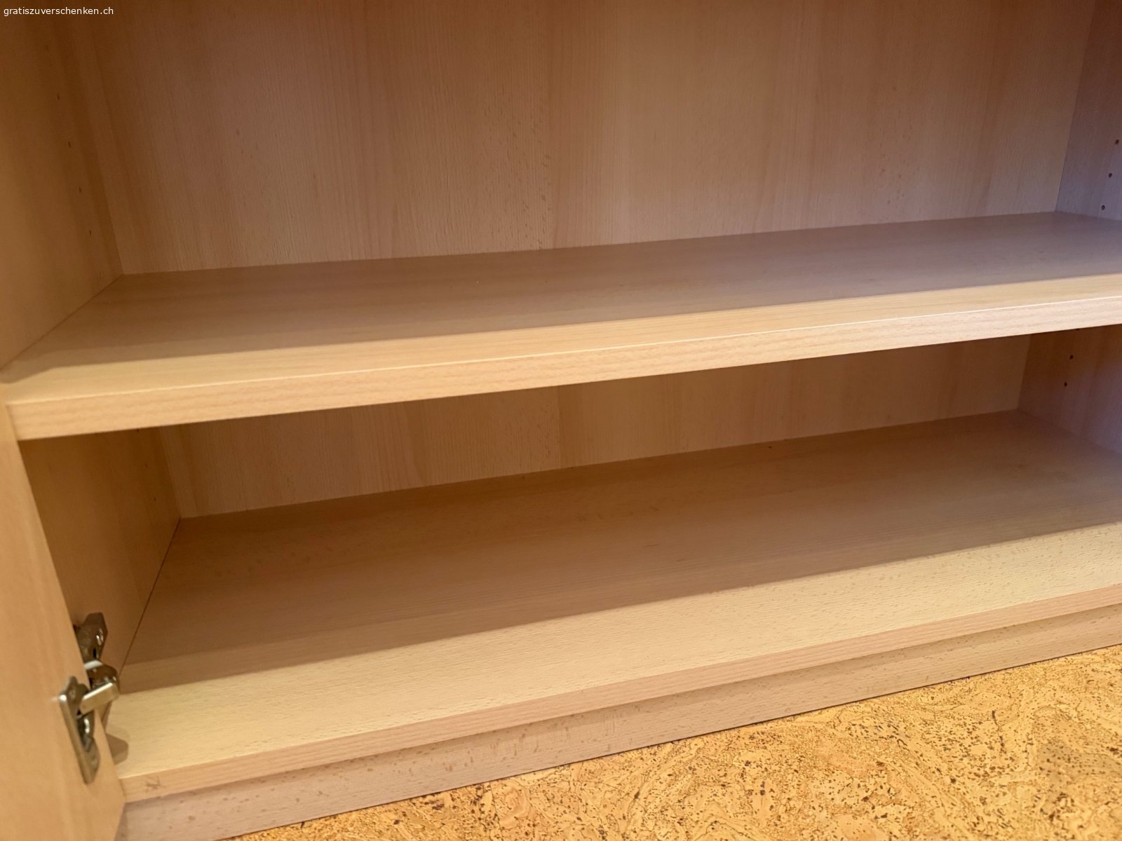 Sideboard in Holzoptik mit zwei Türe. Kommode in Holzoptik

Die Kommode befindet sich in einem gebrauchten Zustand. Das Möbelstück ist voll funktionsfähig und bietet Stauraum hinter zwei Türen. Die Masse betragen 99 cm Breite, 38 cm Tiefe und 54 cm Höhe. Weitere Details sind auf den Bildern ersichtlich. Abholung durch Käuferschaft in 3800 Matten b. Interlaken.