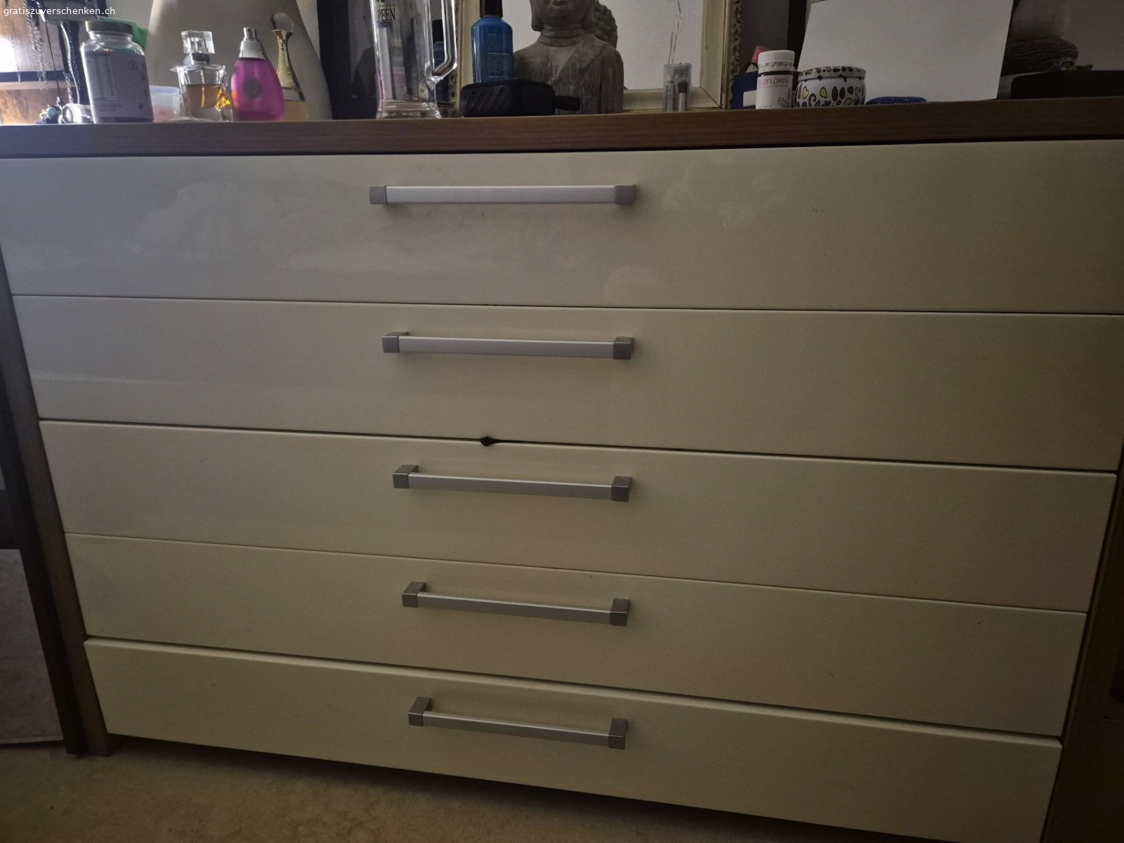 Sideboard und Nachttisch 1x. Sehr guter Zustand