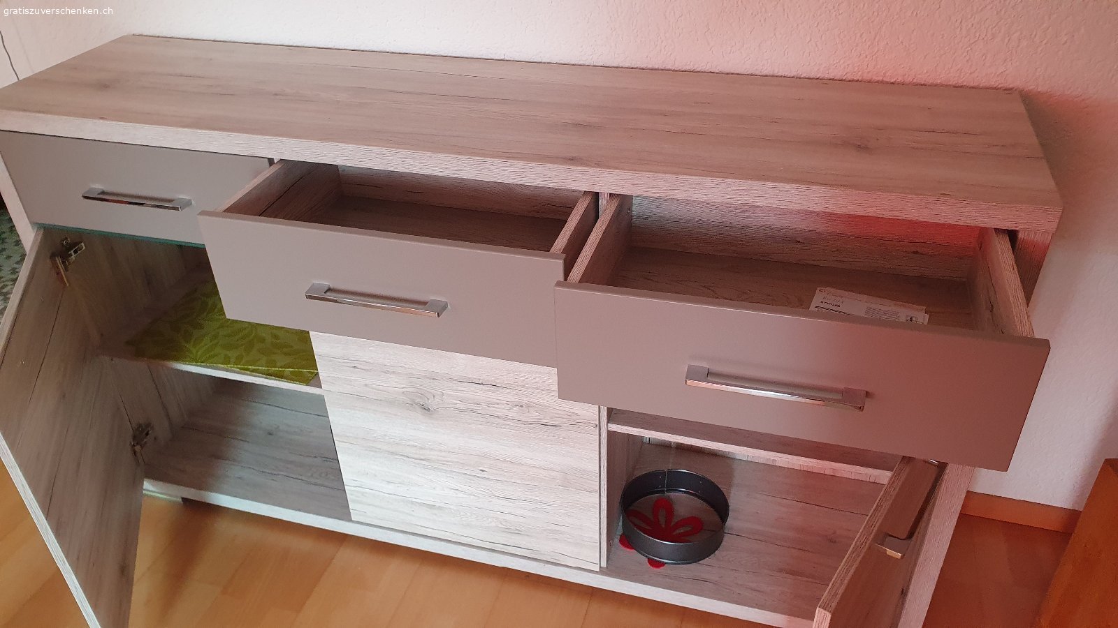 Sideboard. wegen Wohnungsauflösung gratis abzugeben, Sideboard passen zu Esstisch. keine Kratzer, keine Beschädigungen. Masse siehe Bilder. Es werden keine E-Mails beantwortet. Nur Anrufe!