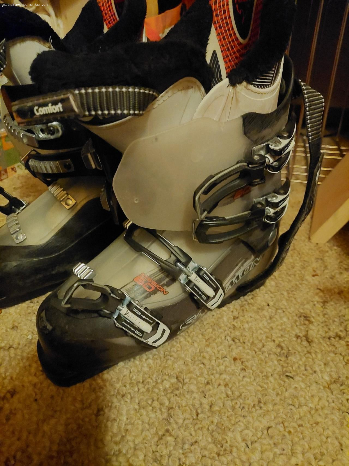 Skischuhe Salomon Männer. Salomon Grösse 27, sollte bei uns ca. Grösse 42 2/3 sein. Dürfen selbstverständlich anprobiert werden.