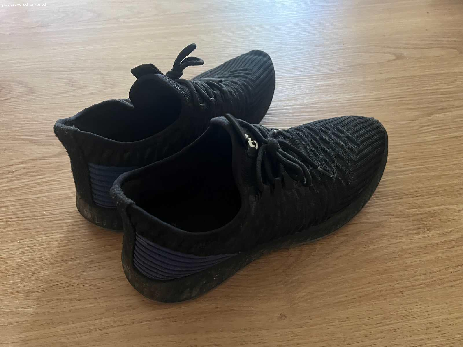 Sneakers Grösse 42. Turnschuhe Grösse 42 abzugeben