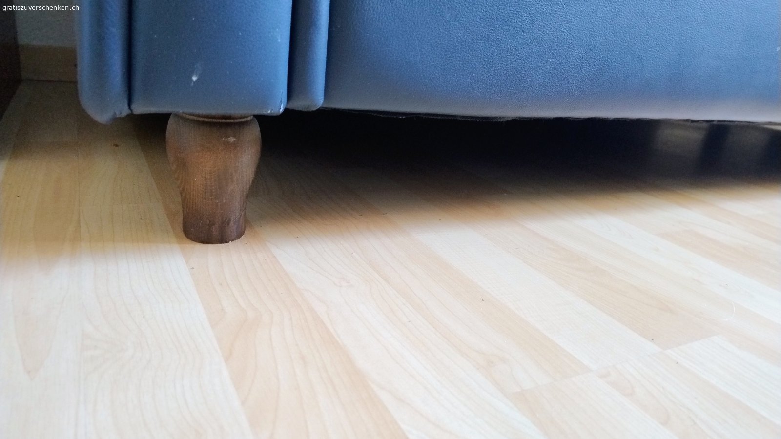 Sofa blau. blaues Sofa aus eco Leder, hat Gebrauchsspuren, foto sieht schlimmer aus als es ist, kann mit Pflege mittel gemindert werden, Sitz Qualität super breite 1.95
