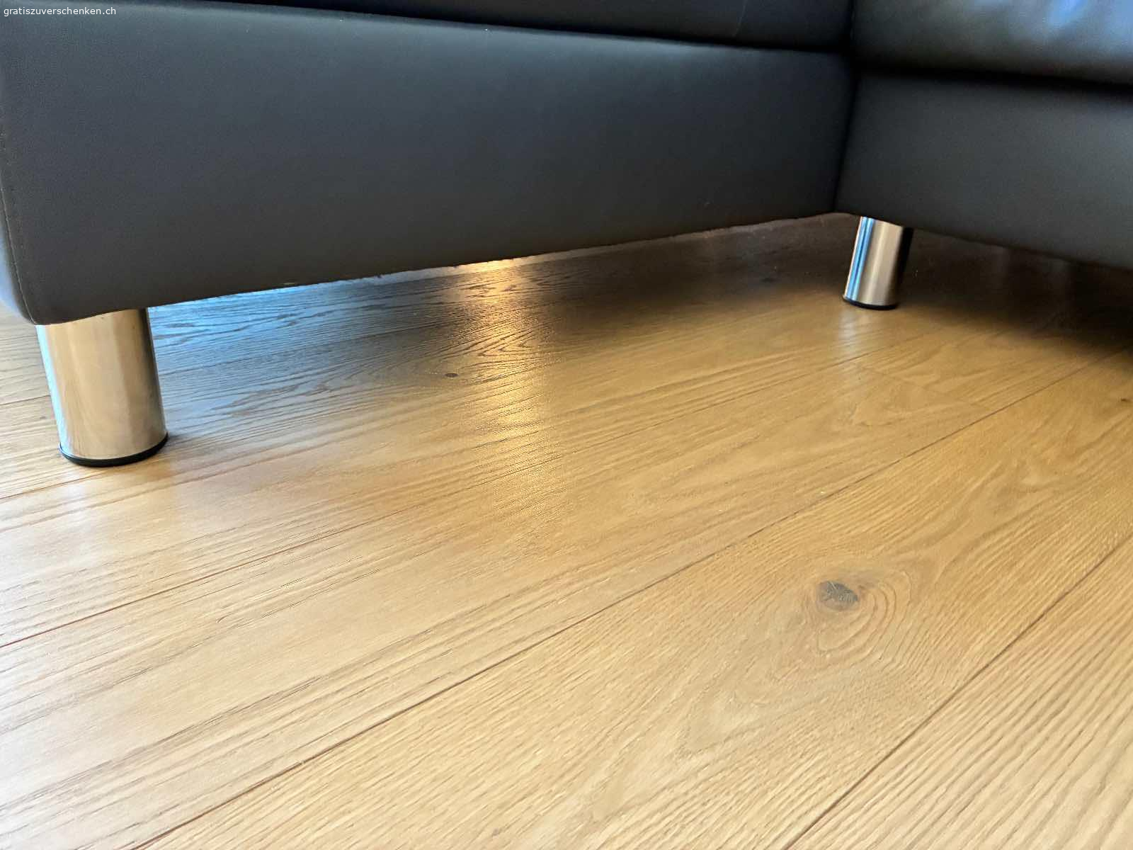 Sofa gratis. Anthrazit-farbenes Ledersofa zu verschenken von der Marke Stressless. Es ist 6 jährig und in sehr gutem Zustand. Das Kissen ganz rechts wurde durch eine andere Polsterung formstabiler gemacht. 

250cm x 180cm 

Es muss abgeholt werden und kann dafür in zwei Teilen transportiert werden :)
