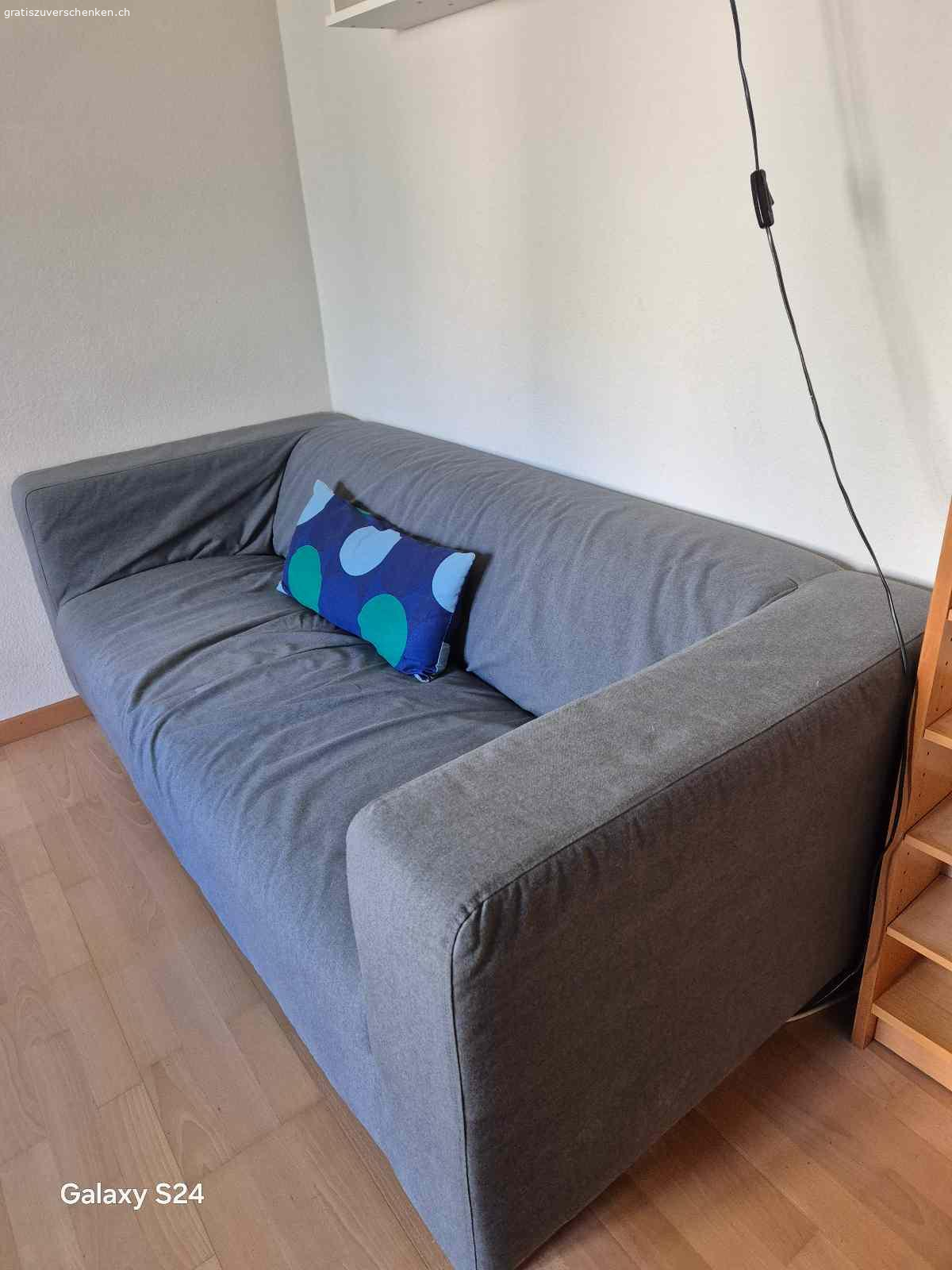 Sofa in neuem Zustand. Super Sofa in perfektem Zustand

Ohne Bezug aber kann man online kaufen!
Muss Heute oder Morgen abgeholt werden!

Masse:
Länge:178cm
Höhe:68cm
Tiefe:84cm