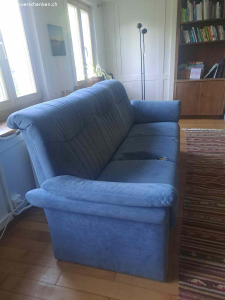 Sofa mit Defekt, sonst gut erhalten