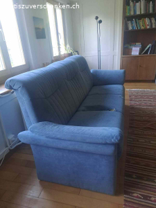 Sofa mit Defekt, sonst gut erhalten. bequemes Sofa 207x88x75 cm, Sitzfläche 150 cm (3 Personen) zu verschenken, leider mit Defekt in Sitzfläche (Siehe Foto)