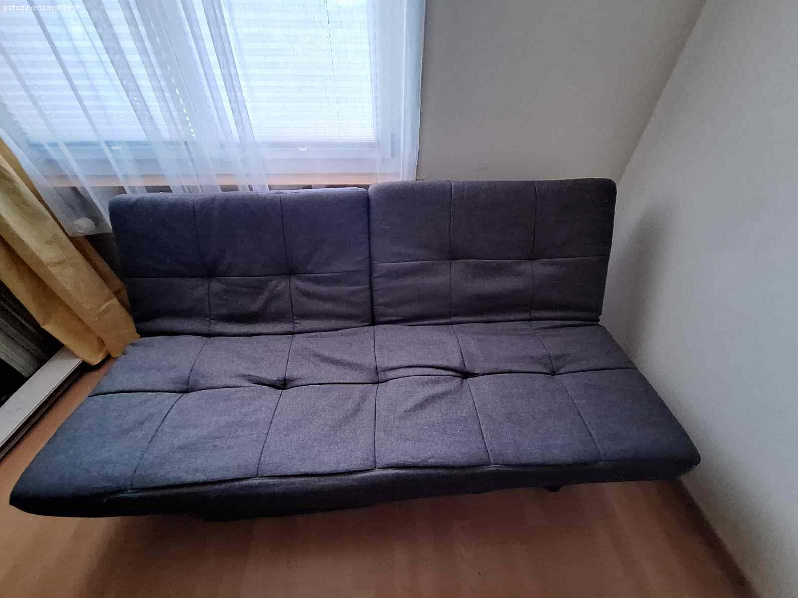 Sofa mit drei Funktionen. Zu verschenken, ein Sofa mit drei Funktionen

Das Sofa kann als Bett, Liegebett oder Sofa genutzt werden. 
Die Lehnenteile können individuell aufgeklappt oder heruntergeklappt werden,
Masse: 175x120 cm

Das Sofa muss abgeholt werden