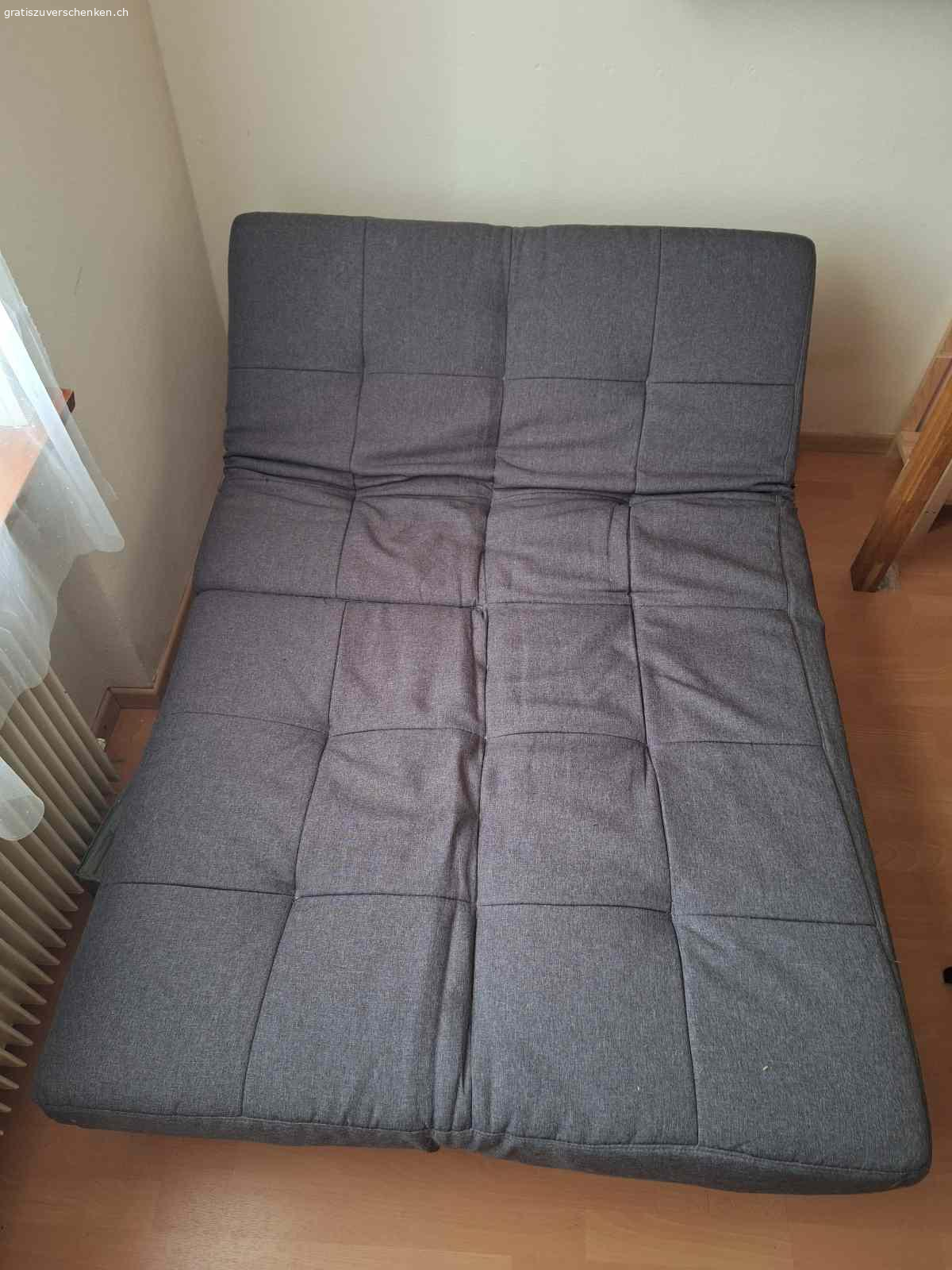Sofa mit drei Funktionen. Zu verschenken, ein Sofa mit drei Funktionen

Das Sofa kann als Bett, Liegebett oder Sofa genutzt werden. 
Die Lehnenteile können individuell aufgeklappt oder heruntergeklappt werden,
Masse: 175x120 cm

Das Sofa muss abgeholt werden