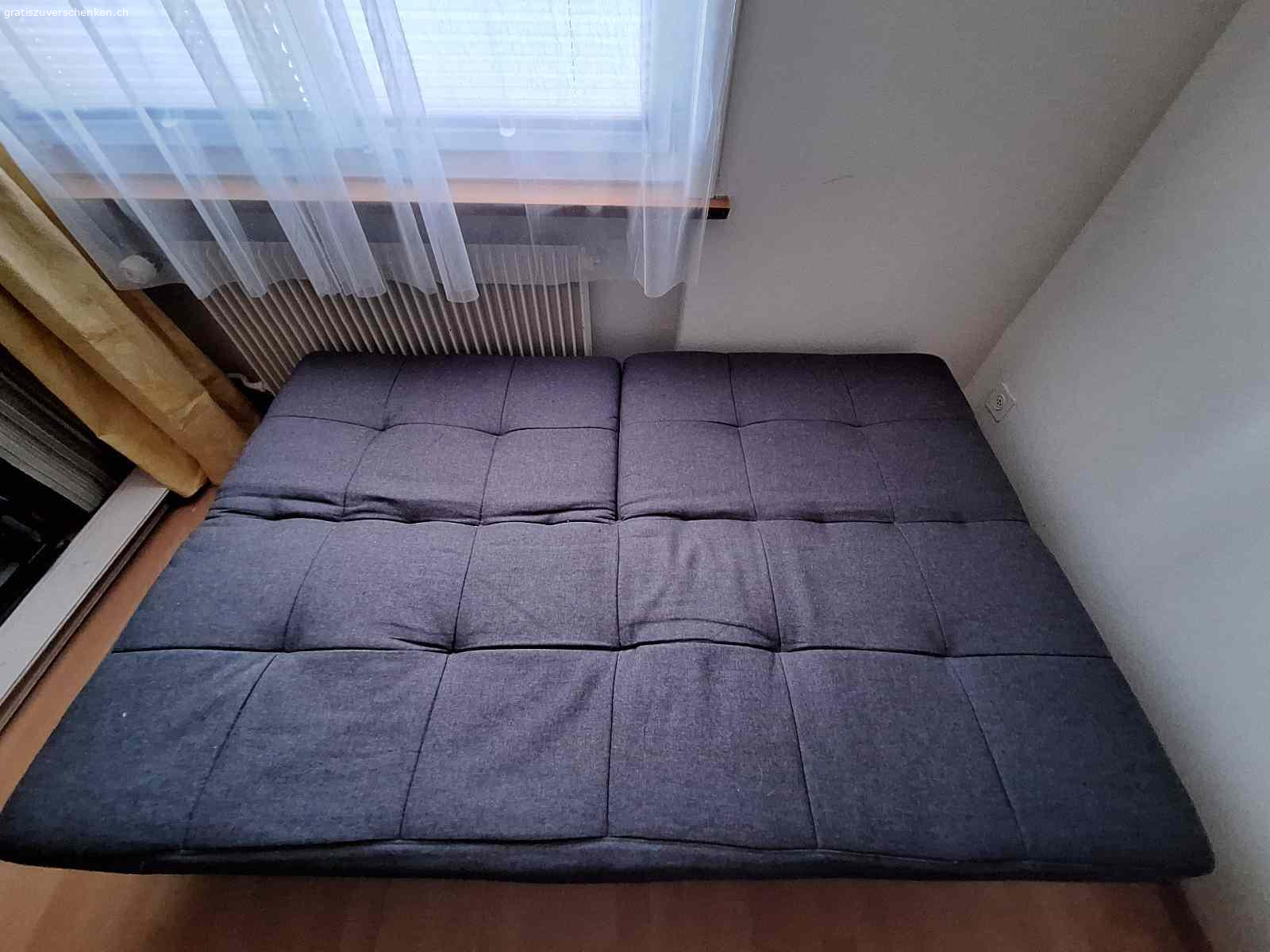 Sofa mit drei Funktionen. Zu verschenken, ein Sofa mit drei Funktionen

Das Sofa kann als Bett, Liegebett oder Sofa genutzt werden. 
Die Lehnenteile können individuell aufgeklappt oder heruntergeklappt werden,
Masse: 175x120 cm

Das Sofa muss abgeholt werden