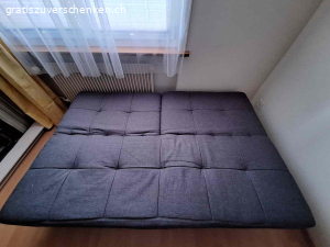 Sofa mit drei Funktionen. Zu verschenken, ein Sofa mit drei Funktionen

Das Sofa kann als Bett, Liegebett oder Sofa genutzt werden. 
Die Lehnenteile können individuell aufgeklappt oder heruntergeklappt werden,
Masse: 175x120 cm

Das Sofa muss abgeholt werden