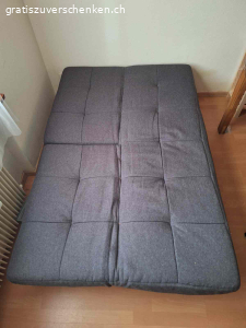 Sofa mit drei Funktionen. Zu verschenken, ein Sofa mit drei Funktionen

Das Sofa kann als Bett, Liegebett oder Sofa genutzt werden. 
Die Lehnenteile können individuell aufgeklappt oder heruntergeklappt werden,
Masse: 175x120 cm

Das Sofa muss abgeholt werden