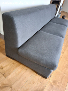 Sofa mit dunkelgrauem Stoffbezug