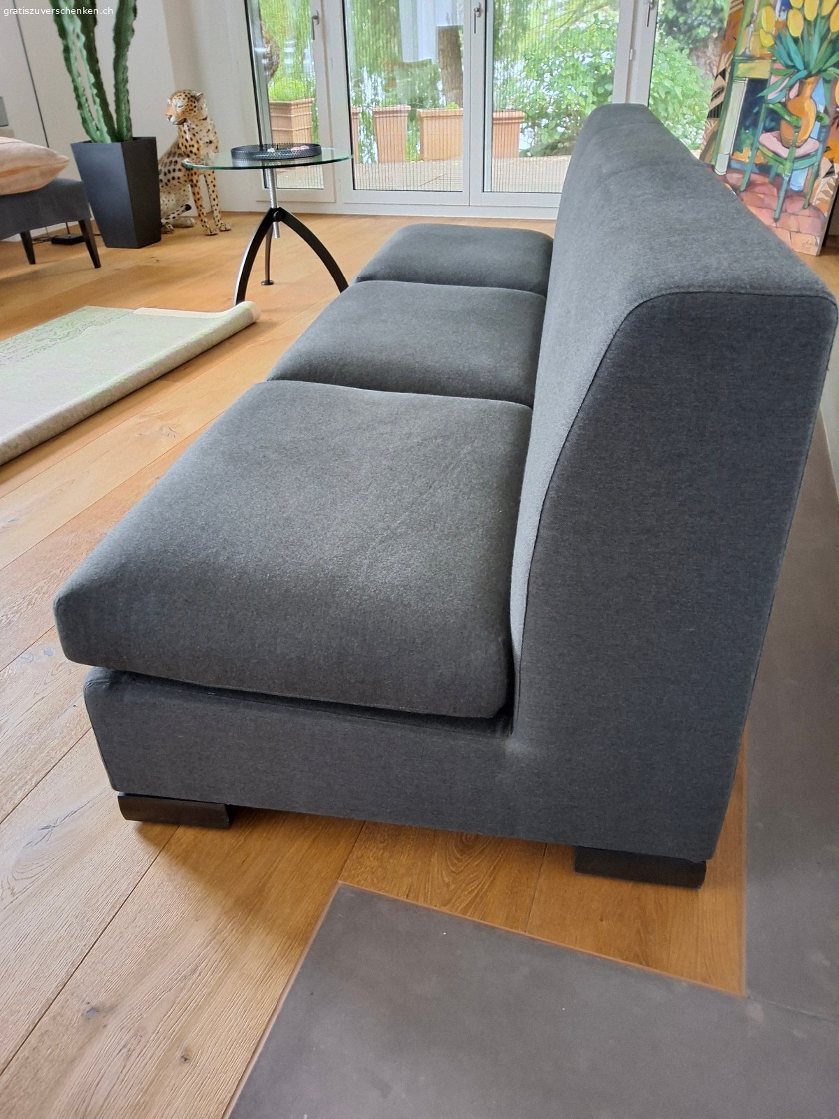 Sofa mit dunkelgrauem Stoffbezug. Sofa in gutem Zustand.
Breite: 238 cm, 
Höhe: 76 cm, 
Tiefe: 80 cm, 
Sitzhöhe: 42 cm, 
Sitztiefe: 55 cm.