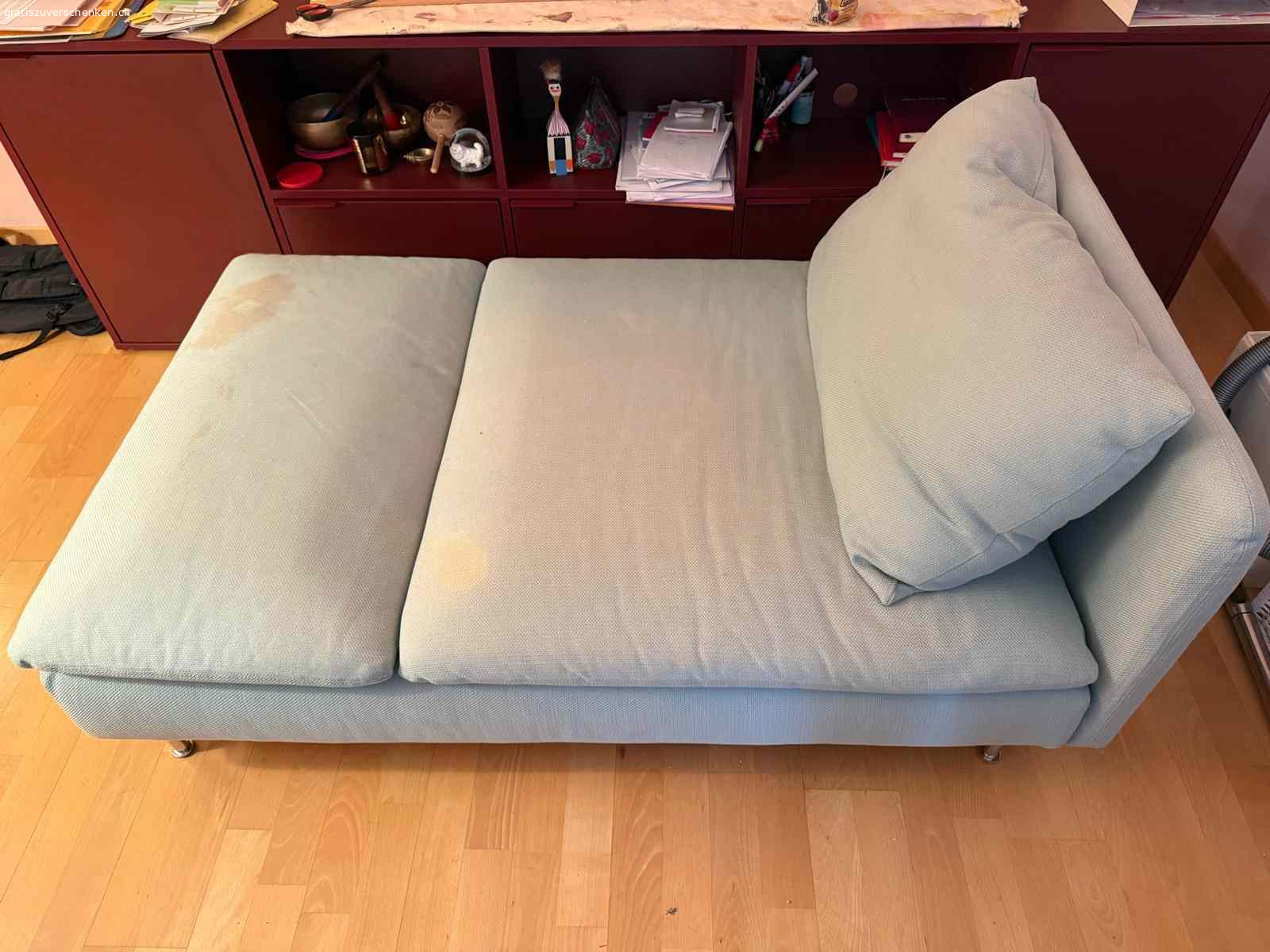 Sofa / Recamiere Ikea. Die Recamiere SÖDERHAMN von Ikea ist ein leichtes und elegantes Sofa. Es ist ca. 10 Jahre alt, aus Nichtraucherhaushalt. Die Polsterung ist noch sehr gut, weil es von Gästen benutzt wurde. Dafür hat es aber auch einen grossen Rotweinfleck. Der Bezug ist zudem verblichen. Man kann die Recamiere aber einfach neu beziehen, dann wieder tip top. Es wäre also schade, sie zu entsorgen. 
https://www.ikea.com/ch/de/p/soederhamn-recamiere-tallmyra-hellgruen-s59430630/?extProvId=5&extPu=14231-gaw&extLi=17869068460&extCr=138890975745-613024953829&gad_source=1&gad_campaignid=17869068460&gbraid=0AAAAADPn7ANp2PkJdiritPQQIEfhOK2Z6&gclid=Cj0KCQiAoZDJBhC0ARIsAERP-F9Q1H22sH-90rAFsZl0yuStsSBupwOEm1HNqz7lpQKfd6qLUN2CBEgaAocCEALw_wcB