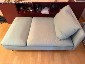 Sofa / Recamiere Ikea. Die Recamiere SÖDERHAMN von Ikea ist ein leichtes und elegantes Sofa. Es ist ca. 10 Jahre alt, aus Nichtraucherhaushalt. Die Polsterung ist noch sehr gut, weil es von Gästen benutzt wurde. Dafür hat es aber auch einen grossen Rotweinfleck. Der Bezug ist zudem verblichen. Man kann die Recamiere aber einfach neu beziehen, dann wieder tip top. Es wäre also schade, sie zu entsorgen. 
https://www.ikea.com/ch/de/p/soederhamn-recamiere-tallmyra-hellgruen-s59430630/?extProvId=5&extPu=14231-gaw&extLi=17869068460&extCr=138890975745-613024953829&gad_source=1&gad_campaignid=17869068460&gbraid=0AAAAADPn7ANp2PkJdiritPQQIEfhOK2Z6&gclid=Cj0KCQiAoZDJBhC0ARIsAERP-F9Q1H22sH-90rAFsZl0yuStsSBupwOEm1HNqz7lpQKfd6qLUN2CBEgaAocCEALw_wcB