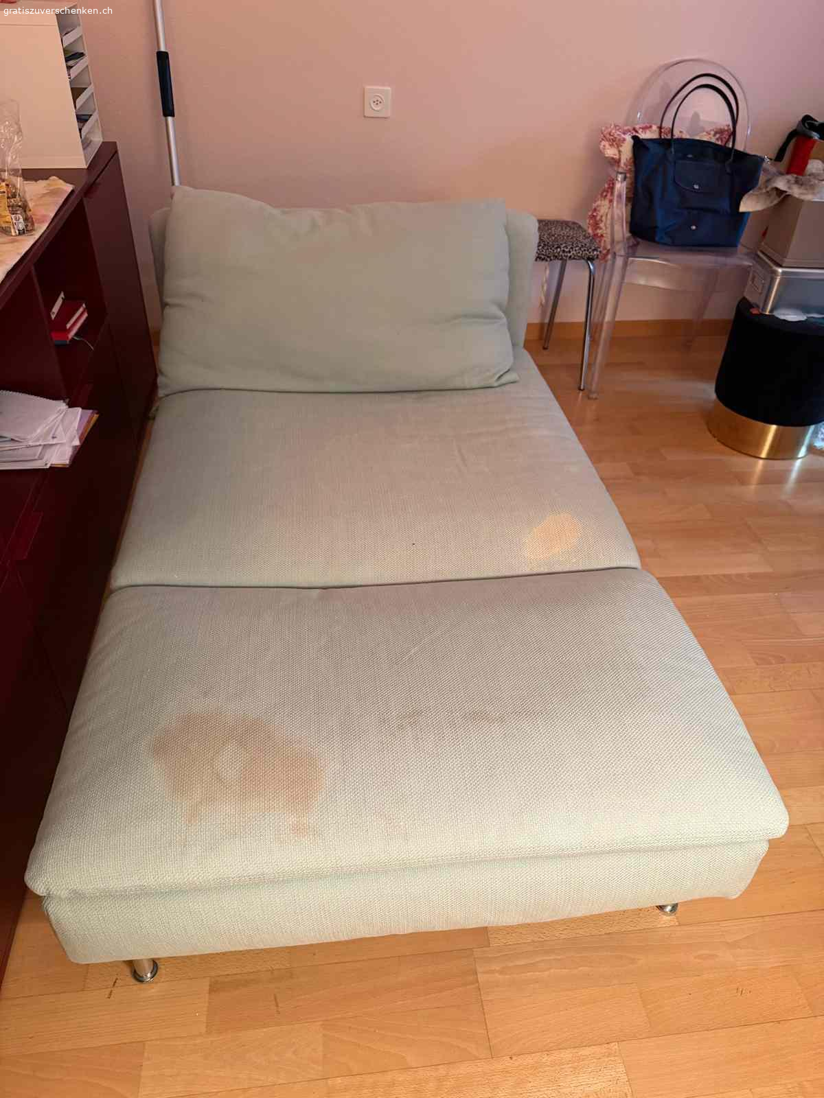 Sofa / Recamiere Ikea. Die Recamiere SÖDERHAMN von Ikea ist ein leichtes und elegantes Sofa. Es ist ca. 10 Jahre alt, aus Nichtraucherhaushalt. Die Polsterung ist noch sehr gut, weil es von Gästen benutzt wurde. Dafür hat es aber auch einen grossen Rotweinfleck. Der Bezug ist zudem verblichen. Man kann die Recamiere aber einfach neu beziehen, dann wieder tip top. Es wäre also schade, sie zu entsorgen. 
https://www.ikea.com/ch/de/p/soederhamn-recamiere-tallmyra-hellgruen-s59430630/?extProvId=5&extPu=14231-gaw&extLi=17869068460&extCr=138890975745-613024953829&gad_source=1&gad_campaignid=17869068460&gbraid=0AAAAADPn7ANp2PkJdiritPQQIEfhOK2Z6&gclid=Cj0KCQiAoZDJBhC0ARIsAERP-F9Q1H22sH-90rAFsZl0yuStsSBupwOEm1HNqz7lpQKfd6qLUN2CBEgaAocCEALw_wcB