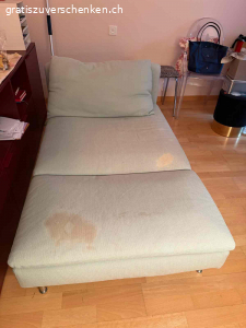 Sofa / Recamiere Ikea. Die Recamiere SÖDERHAMN von Ikea ist ein leichtes und elegantes Sofa. Es ist ca. 10 Jahre alt, aus Nichtraucherhaushalt. Die Polsterung ist noch sehr gut, weil es von Gästen benutzt wurde. Dafür hat es aber auch einen grossen Rotweinfleck. Der Bezug ist zudem verblichen. Man kann die Recamiere aber einfach neu beziehen, dann wieder tip top. Es wäre also schade, sie zu entsorgen. 
https://www.ikea.com/ch/de/p/soederhamn-recamiere-tallmyra-hellgruen-s59430630/?extProvId=5&extPu=14231-gaw&extLi=17869068460&extCr=138890975745-613024953829&gad_source=1&gad_campaignid=17869068460&gbraid=0AAAAADPn7ANp2PkJdiritPQQIEfhOK2Z6&gclid=Cj0KCQiAoZDJBhC0ARIsAERP-F9Q1H22sH-90rAFsZl0yuStsSBupwOEm1HNqz7lpQKfd6qLUN2CBEgaAocCEALw_wcB
