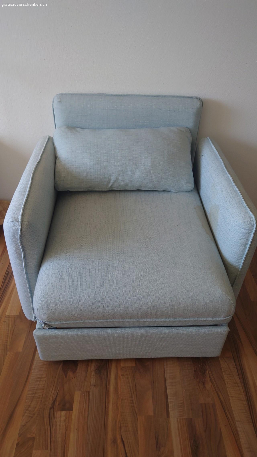 Sofa/ Schlafsofa. leider mit Kaffee Fleck, den man verstecken oder vielleicht sogar weg kriegen kann.
