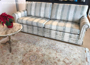 Sofa Turin 2,5-plätzig, gratis. Sofa Marke Turin 2,5-plätzig

Länge = ca. 211 cm
Breite = ca. 87 cm
Innenlänge = ca. 176 cm
Gesamthöhe = ca. 86 cm
Sitzhöhe = ca. 43 cm
Sitztiefe = ca. 52 cm
 
Zustand: Gebraucht

Das Sofa stammt aus einer gepflegten Nichtraucherwohnung ohne Haustiere.
Gebrauchsspuren vorhanden (Beispiel siehe Foto).
Die Polsterbezüge lassen sich dank Reissverschluss einzeln abnehmen.

Das Sofa befindet sich im 3. Stock und ist über den Lift oder das Treppenhaus erreichbar.