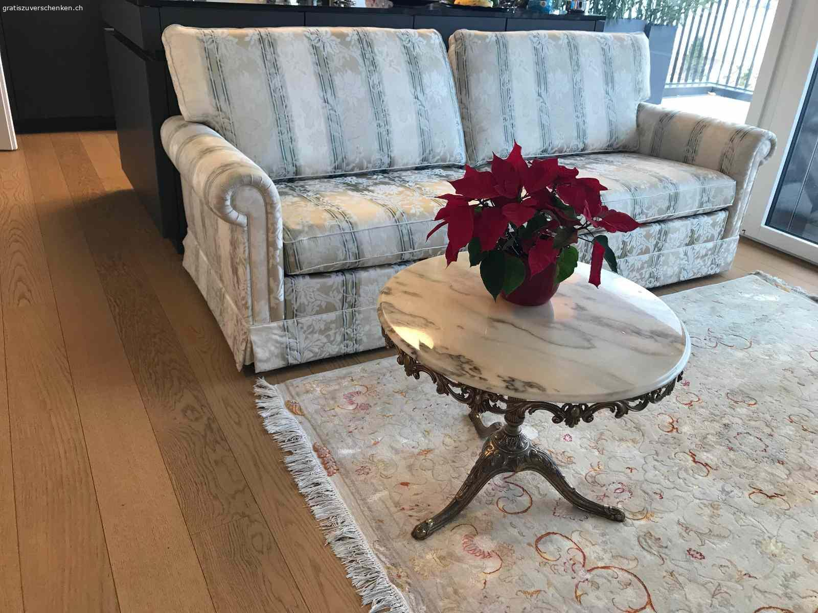 Sofa Turin 2,5-plätzig, gratis. Sofa Marke Turin 2,5-plätzig

Länge = ca. 211 cm
Breite = ca. 87 cm
Innenlänge = ca. 176 cm
Gesamthöhe = ca. 86 cm
Sitzhöhe = ca. 43 cm
Sitztiefe = ca. 52 cm
 
Zustand: Gebraucht

Das Sofa stammt aus einer gepflegten Nichtraucherwohnung ohne Haustiere.
Gebrauchsspuren vorhanden (Beispiel siehe Foto).
Die Polsterbezüge lassen sich dank Reissverschluss einzeln abnehmen.

Das Sofa befindet sich im 3. Stock und ist über den Lift oder das Treppenhaus erreichbar.