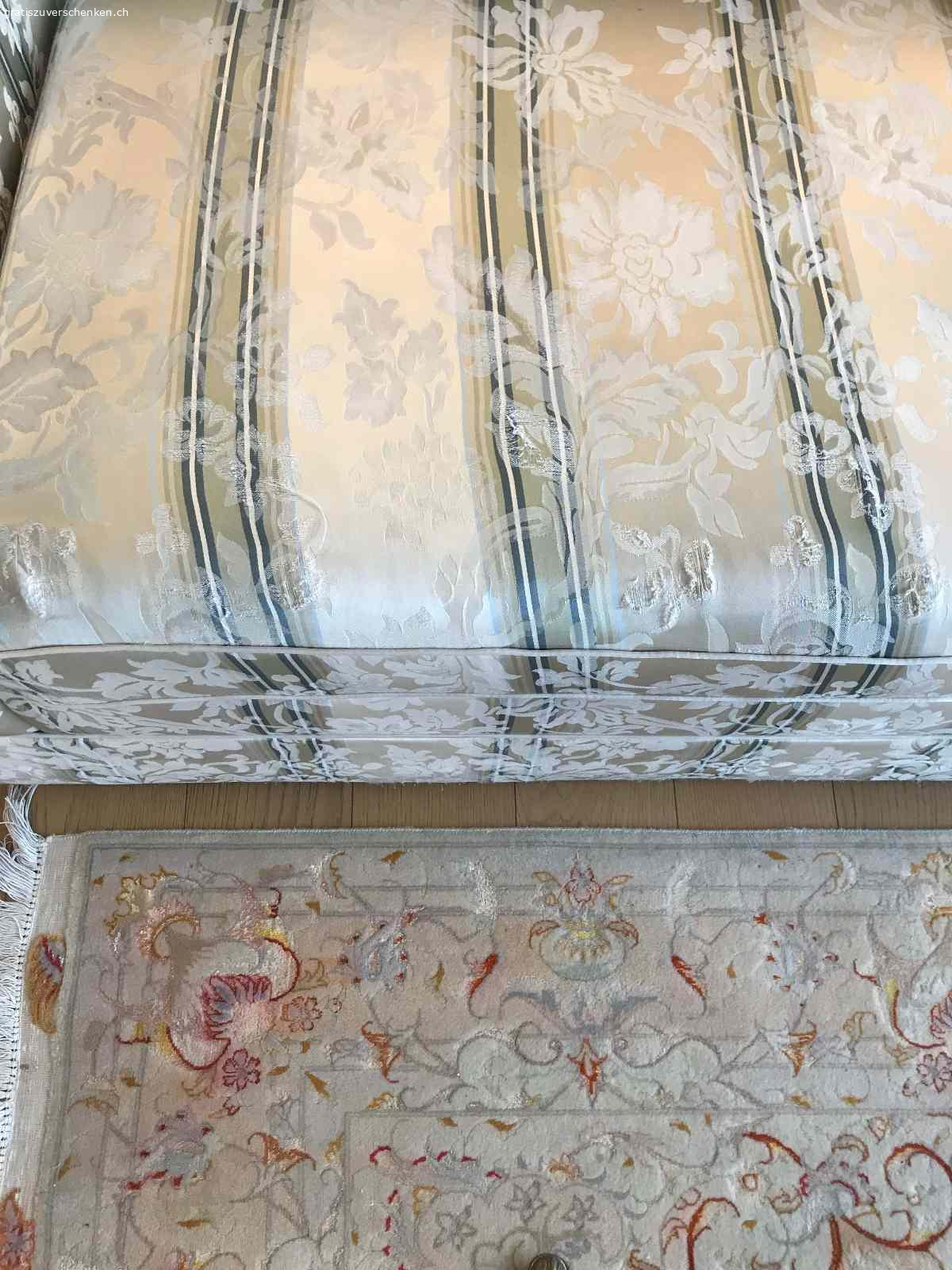 Sofa Turin 2,5-plätzig, gratis. Sofa Marke Turin 2,5-plätzig

Länge = ca. 211 cm
Breite = ca. 87 cm
Innenlänge = ca. 176 cm
Gesamthöhe = ca. 86 cm
Sitzhöhe = ca. 43 cm
Sitztiefe = ca. 52 cm
 
Zustand: Gebraucht

Das Sofa stammt aus einer gepflegten Nichtraucherwohnung ohne Haustiere.
Gebrauchsspuren vorhanden (Beispiel siehe Foto).
Die Polsterbezüge lassen sich dank Reissverschluss einzeln abnehmen.

Das Sofa befindet sich im 3. Stock und ist über den Lift oder das Treppenhaus erreichbar.