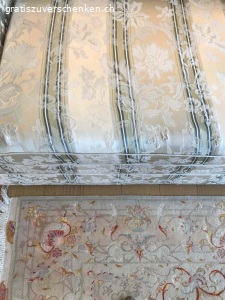 Sofa Turin 2,5-plätzig, gratis. Sofa Marke Turin 2,5-plätzig

Länge = ca. 211 cm
Breite = ca. 87 cm
Innenlänge = ca. 176 cm
Gesamthöhe = ca. 86 cm
Sitzhöhe = ca. 43 cm
Sitztiefe = ca. 52 cm
 
Zustand: Gebraucht

Das Sofa stammt aus einer gepflegten Nichtraucherwohnung ohne Haustiere.
Gebrauchsspuren vorhanden (Beispiel siehe Foto).
Die Polsterbezüge lassen sich dank Reissverschluss einzeln abnehmen.

Das Sofa befindet sich im 3. Stock und ist über den Lift oder das Treppenhaus erreichbar.