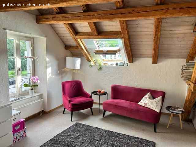 Sofa und Sessel. Verschenke Sofa und Sessel . Das Sofa müsste etwas aufgearbeitet werden, da sich Federn im Sitzbereich  durchdrücken. Mir fehlt leider das handwerkliche Geschick das zu korrigieren.